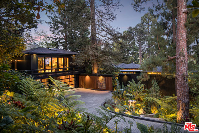 900 Napoli Drive, Pacific Palisades CA: https://media.crmls.org/mediaz/2034c2d3-4554-4d6a-ade2-c9506cd5db6e.jpg