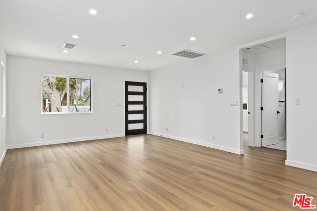 2700 S Palm Grove Avenue, Los Angeles CA: https://media.crmls.org/mediaz/20350f39-a114-4852-ba40-7039ce760202.jpg