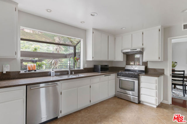 2591 Sunnydale Drive, Duarte CA: https://media.crmls.org/mediaz/20352fb7-1567-4b60-8c03-d8a4a74ab7c0.jpg