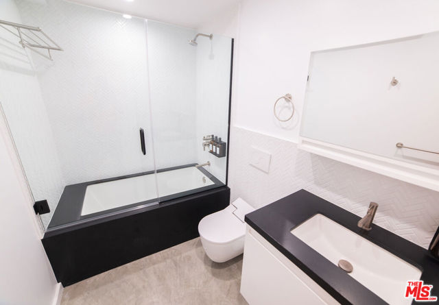 14 Brooks Avenue, Venice CA: https://media.crmls.org/mediaz/20353328-59f4-460c-8046-a5a77f814164.jpg