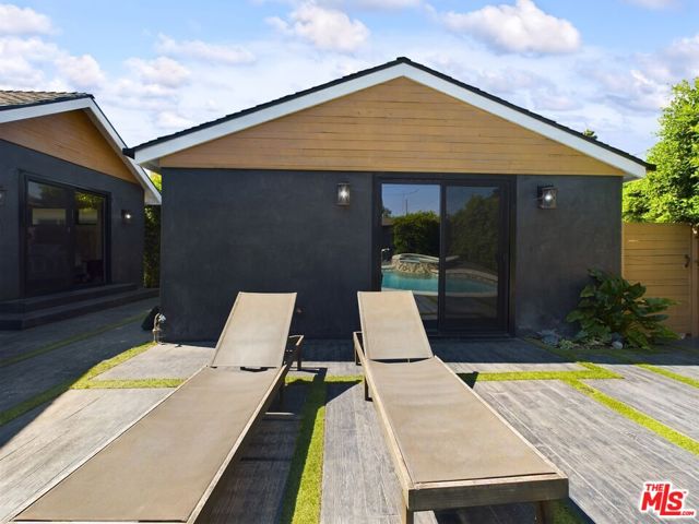 5109 Longridge Avenue, Sherman Oaks CA: https://media.crmls.org/mediaz/20355e72-752a-4523-b075-bb103843d4ce.jpg