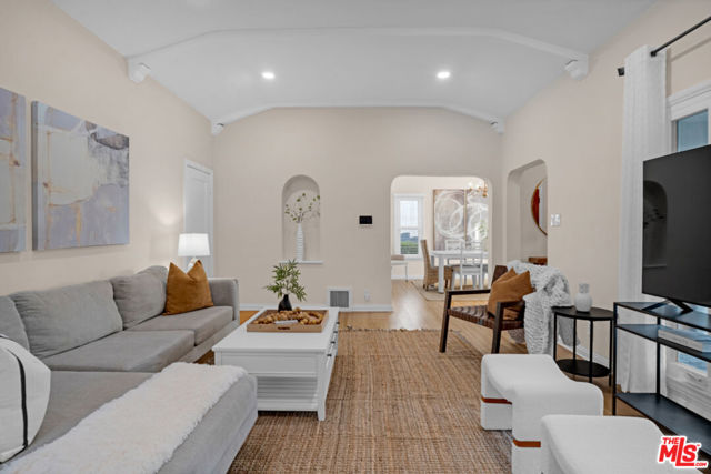 2148 Prosser Avenue, Los Angeles CA: https://media.crmls.org/mediaz/2035b571-d919-4df9-9928-4357f213014c.jpg