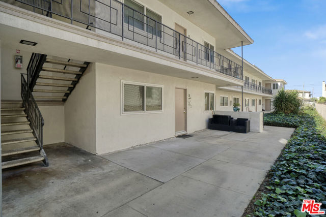 212 E Tamarack Avenue, Inglewood CA: https://media.crmls.org/mediaz/203670fc-058a-49a1-a594-55ba3023e73d.jpg