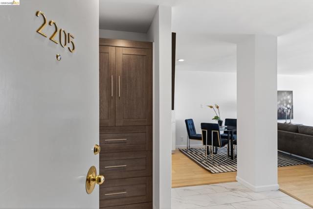 565 Bellevue Ave, Oakland CA: https://media.crmls.org/mediaz/2036a602-022c-4e15-aa45-1411cb03d753.jpg