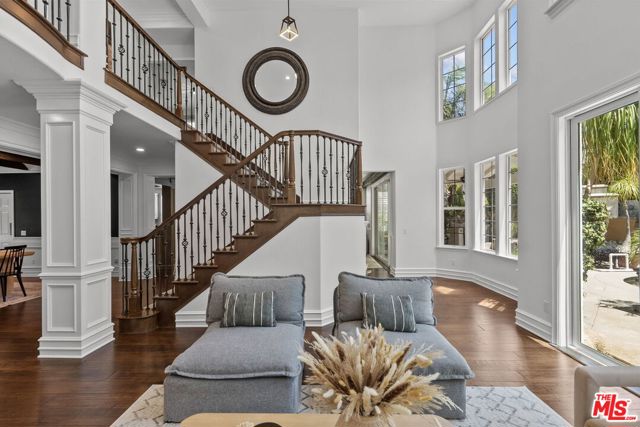 638 Oak Tree Court, Simi Valley CA: https://media.crmls.org/mediaz/20372d1c-8781-4727-b0c0-de228f30cd78.jpg