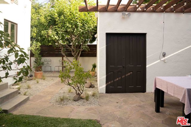 4331 4th Avenue, Los Angeles CA: https://media.crmls.org/mediaz/20375d01-5075-4461-b70d-db95de0b3c06.jpg