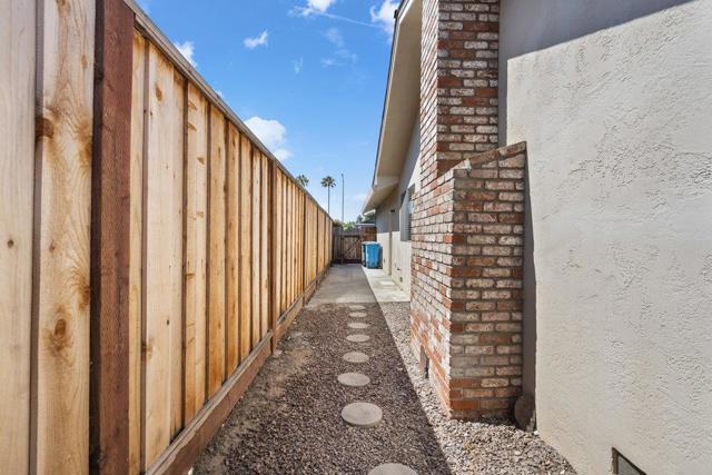 1500 Sunset Drive, Hollister CA: https://media.crmls.org/mediaz/20376273-730c-4639-8e21-4ee4e4585bfb.jpg