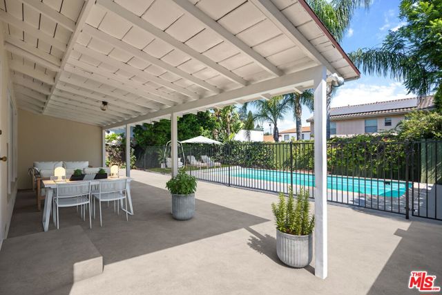 15519 Huston Street, Encino CA: https://media.crmls.org/mediaz/20376b28-1429-49e2-b844-406ede05e9f8.jpg