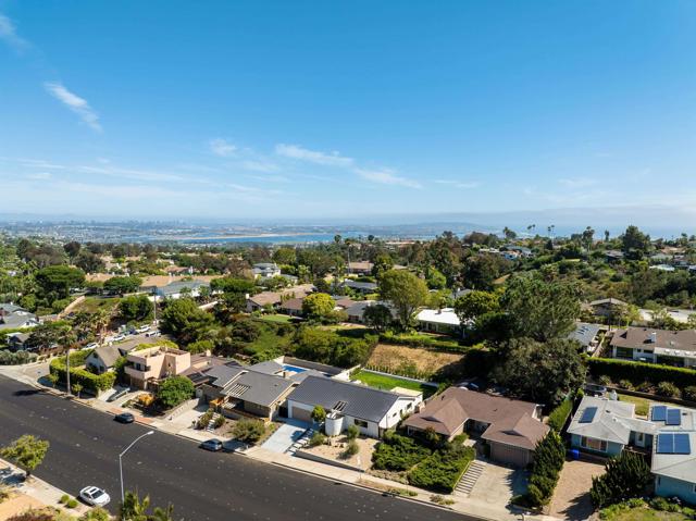 5826 Soledad Mountain Rd, La Jolla CA: https://media.crmls.org/mediaz/2037925c-3645-411c-b6ec-45d4ac2933fa.jpg