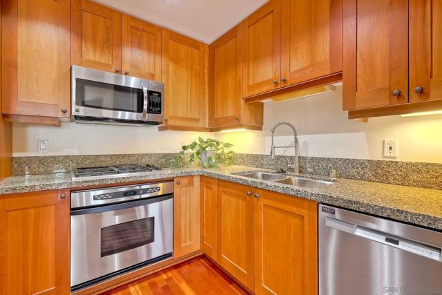 700 W Harbor Dr, San Diego CA: https://media.crmls.org/mediaz/2037fbb1-6a5f-4e43-806d-7bd5a1c4fc39.jpg