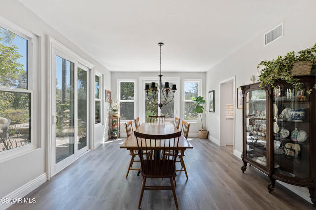 4126 Sterlingview Drive, Moorpark CA: https://media.crmls.org/mediaz/20385449-0953-4ea7-8cba-2536bd68d1a8.jpg