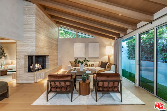 365 Norcroft Avenue, Los Angeles CA: https://media.crmls.org/mediaz/20388281-b987-4ef6-a308-1280f6430d5b.jpg