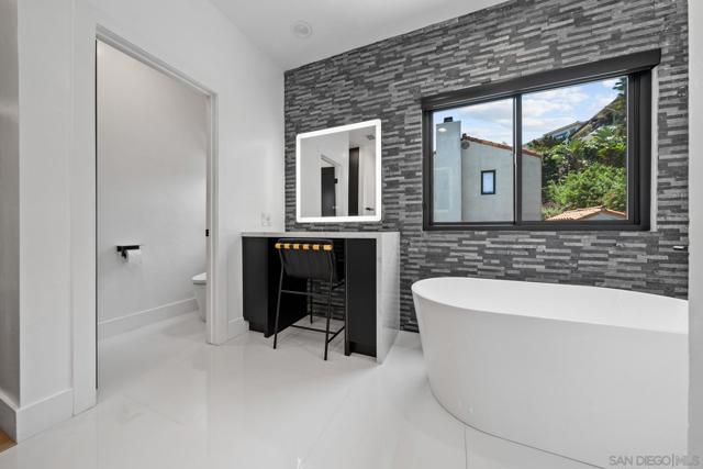 3160 Goldfinch St, San Diego CA: https://media.crmls.org/mediaz/2038b7ff-66be-44ef-8464-4bda913d7c1b.jpg