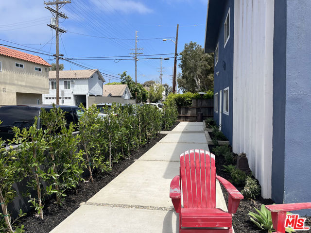 101 Catamaran (#3,4,5,6) Street, Marina del Rey CA: https://media.crmls.org/mediaz/2038dbcd-fef1-4fe9-8ecb-97e3c509f0be.jpg
