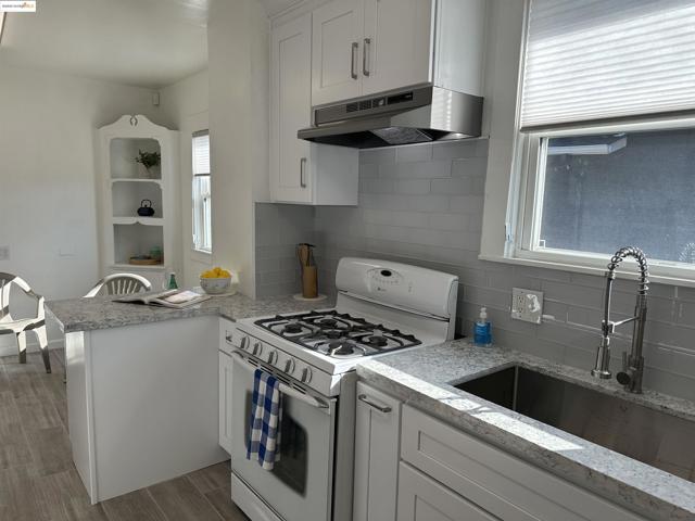 1937 87th Avenue, Oakland CA: https://media.crmls.org/mediaz/20397599-0c2b-43be-a384-ba481ab21a25.jpg