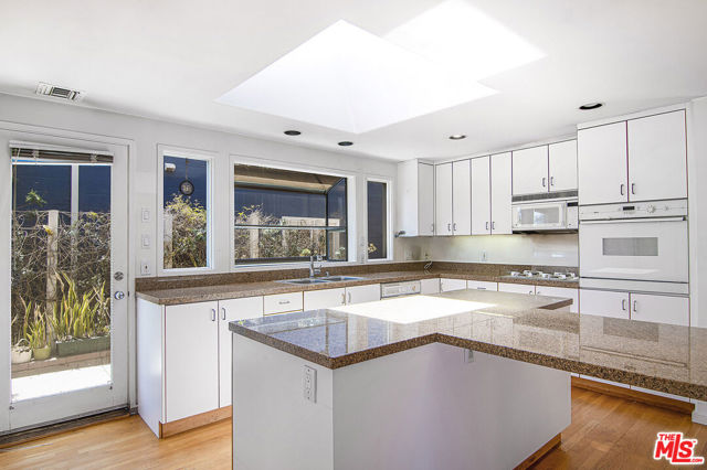 3580 Mountain View Avenue, Los Angeles CA: https://media.crmls.org/mediaz/203b2502-6468-42d0-a8c0-9cf24ac3c1a9.jpg