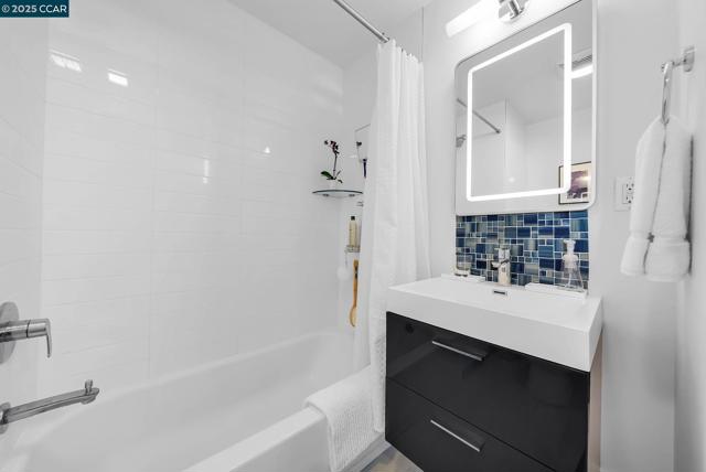 1515 15Th St, San Francisco CA: https://media.crmls.org/mediaz/203d138f-afdf-47e9-8252-655ec91a446c.jpg