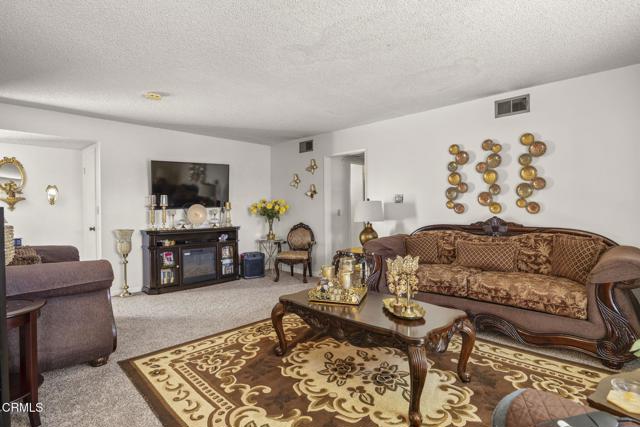 1401 Glenwood Drive, Oxnard CA: https://media.crmls.org/mediaz/203d65da-e983-4b29-a0c3-6255251273a8.jpg