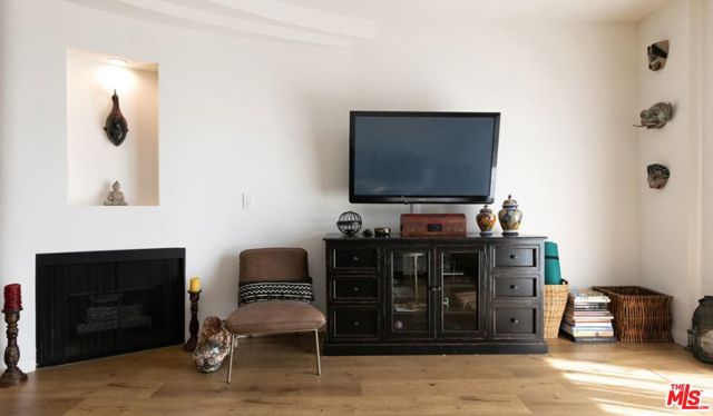 12603 Moorpark Street, Studio City CA: https://media.crmls.org/mediaz/203dd9a1-16a3-4c83-bd6c-c126091c632a.jpg