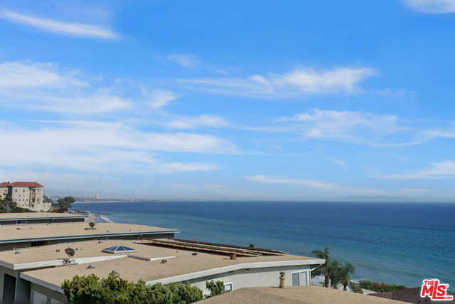 18111 Coastline Drive, Malibu CA: https://media.crmls.org/mediaz/203eae7b-9321-48c7-a130-56927654d5ef.jpg