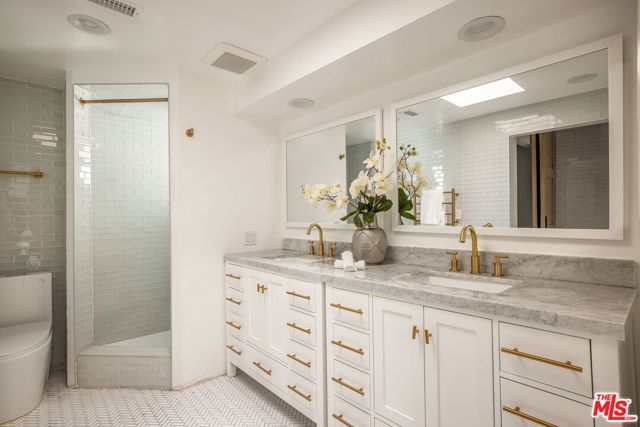 16733 Oak View Drive, Encino CA: https://media.crmls.org/mediaz/203f2e32-68e4-4f57-9e74-d4632b0a6c21.jpg