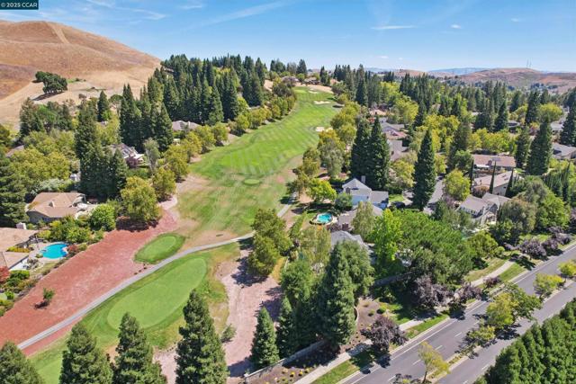 132 Victoria Pl, Danville CA: https://media.crmls.org/mediaz/203f5f2c-6adc-4924-9eaa-69cd88aff6fb.jpg