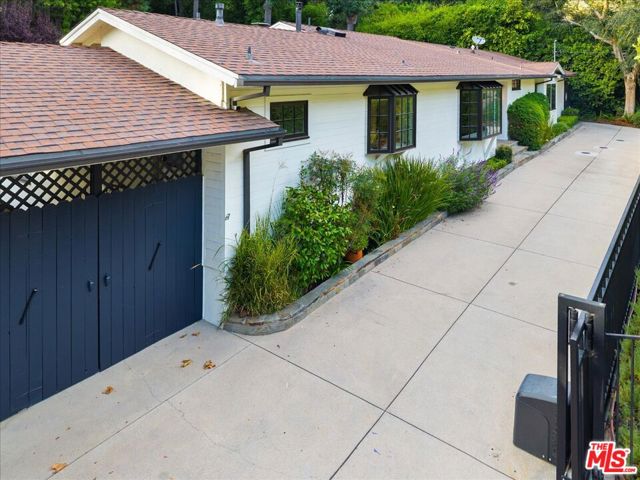 3479 Mandeville Canyon Road, Los Angeles CA: https://media.crmls.org/mediaz/203fb66b-3266-4b83-a67e-f90c65858230.jpg