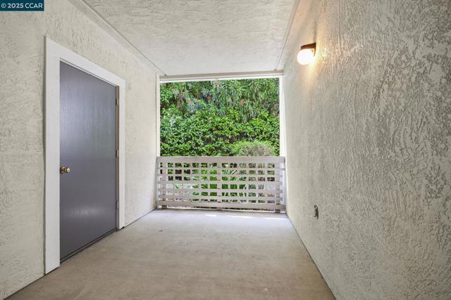 2584 Oak Rd, Walnut Creek CA: https://media.crmls.org/mediaz/203fc09f-0422-427c-8103-c82915948d03.jpg