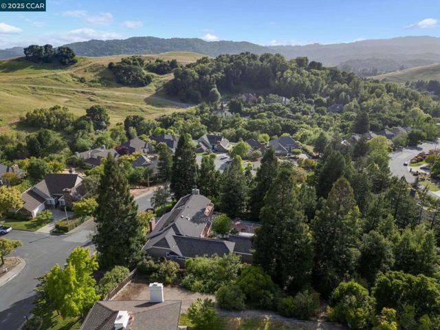 9 Irvine Drive, Moraga CA: https://media.crmls.org/mediaz/20403fab-d287-40d1-85de-4bd1d41f6581.jpg