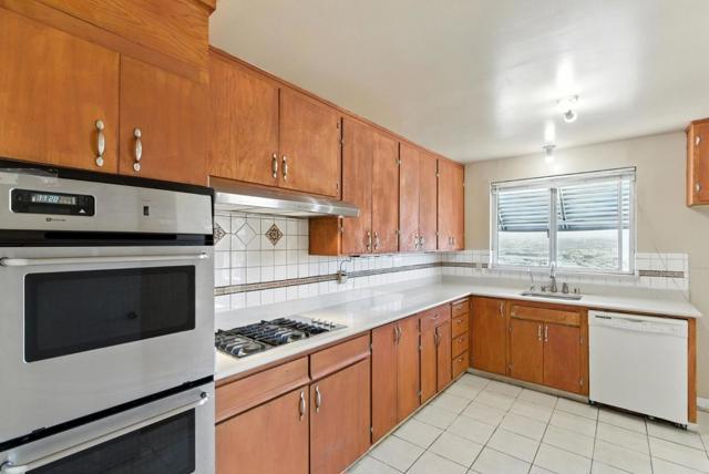 541 Diamond Avenue, South San Francisco CA: https://media.crmls.org/mediaz/2040fe40-ffc1-4507-8dc0-901fcc09f2c5.jpg