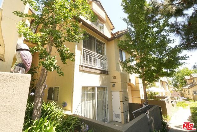 4600 Don Lorenzo Drive, Los Angeles CA: https://media.crmls.org/mediaz/20410cf8-49bb-48eb-9023-19c9080c2a21.jpg