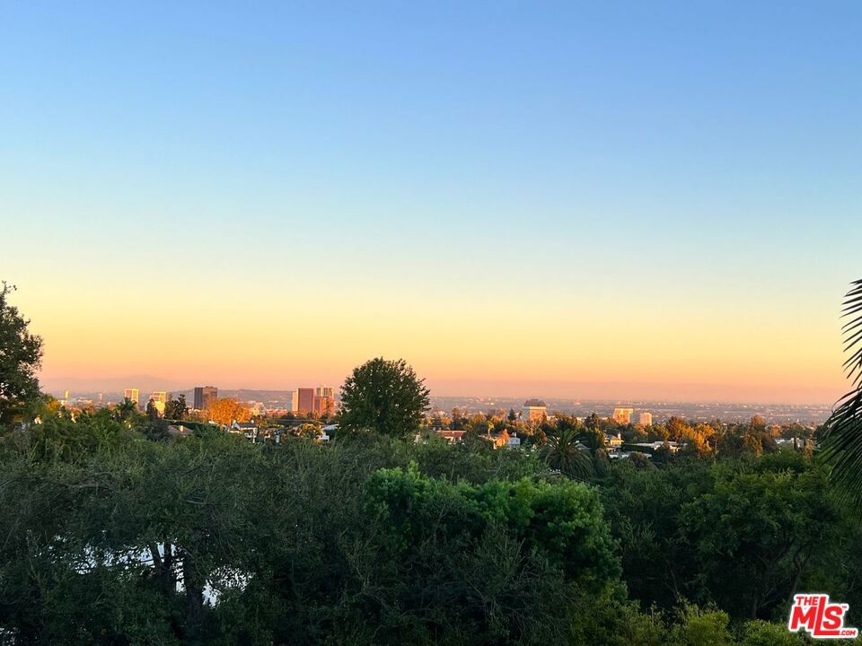 https://media.crmls.org/mediaz/2042348f-e9c3-4b55-9318-f59d91d5e4a8.jpg?preset=X-Large