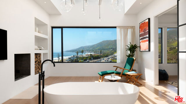 6463 Surfside Way, Malibu CA: https://media.crmls.org/mediaz/204290d8-03bc-47b9-b47d-86413d0512b7.jpg