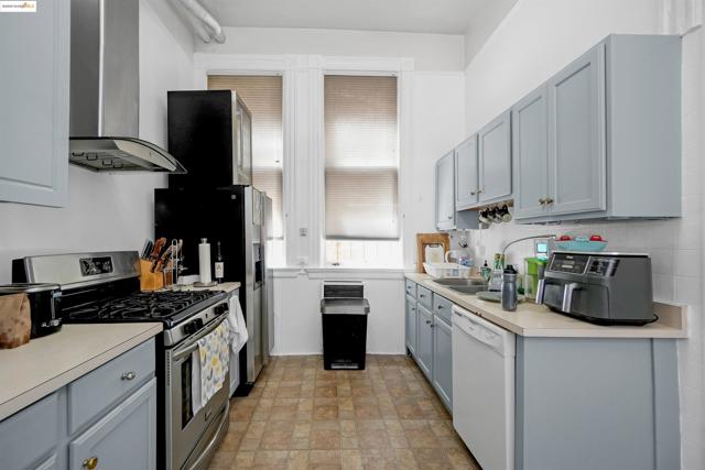 2654 Bush St, San Francisco CA: https://media.crmls.org/mediaz/2043079d-fa03-476f-8cb6-0b26d851e802.jpg