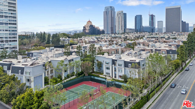 10118 Empyrean Way, Los Angeles CA: https://media.crmls.org/mediaz/20431f06-441f-4b51-858f-e86097bdc60e.jpg
