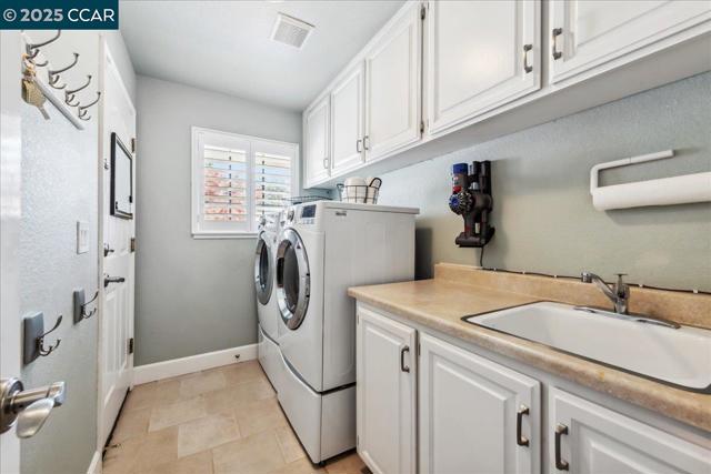 97 Woodranch Cir, Danville CA: https://media.crmls.org/mediaz/2044787e-eba0-4f18-9f90-483041c9c7ee.jpg