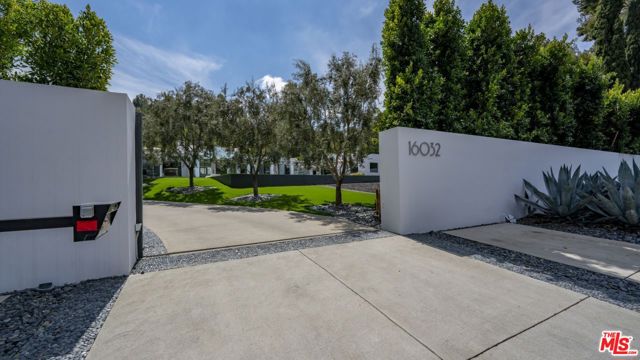 16032 VALLEY VISTA Boulevard, Encino CA: https://media.crmls.org/mediaz/2044870f-89b5-4613-adc8-0548727d56c2.jpg