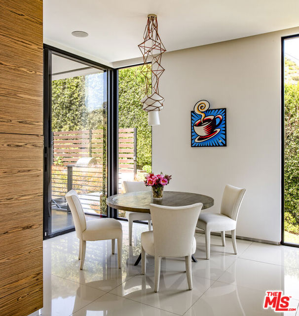 9852 San Circle, Beverly Hills CA: https://media.crmls.org/mediaz/2044a55d-7a3e-4060-af11-10e9c587fd74.jpg