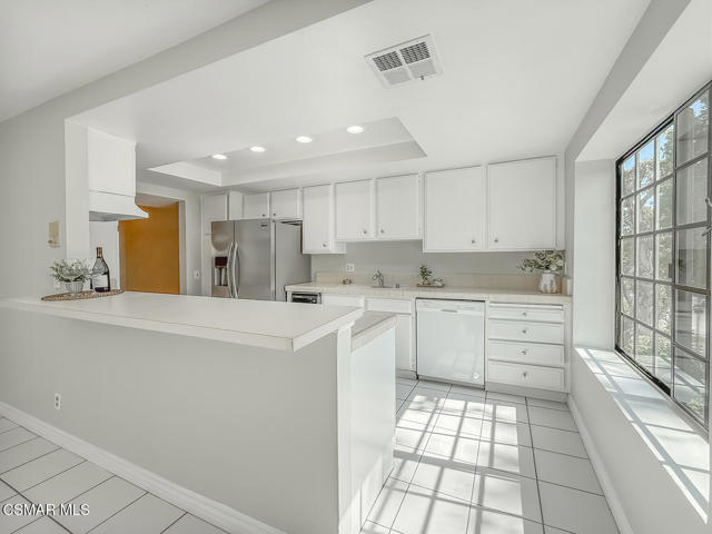 5404 Quakertown Avenue, Woodland Hills CA: https://media.crmls.org/mediaz/20450a4e-933f-4ca2-85c0-90b03bdf5224.jpg