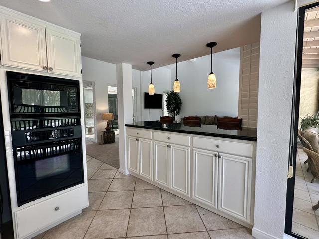 239 Santa Barbara Circle, Palm Desert CA: https://media.crmls.org/mediaz/20458a3e-c8cf-4ad5-b25f-30123a8cd21b.jpg