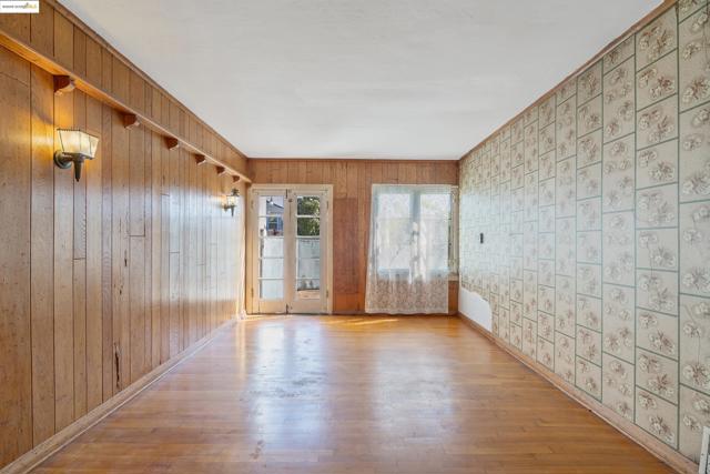 1136 S Ridgeley, Los Angeles CA: https://media.crmls.org/mediaz/2046a516-e67b-47f0-9656-5613709dce0a.jpg