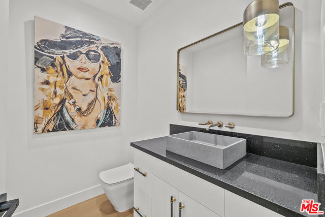 5741 Newcastle Avenue, Encino CA: https://media.crmls.org/mediaz/20473174-80cf-4d40-ad5c-5c4d69b2998d.jpg