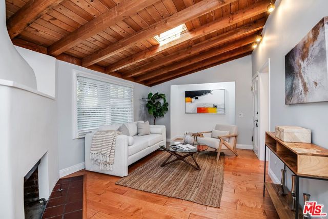 4538 Lemp Avenue, Studio City CA: https://media.crmls.org/mediaz/204765fd-f65b-48de-9426-5f0fd3750a9a.jpg