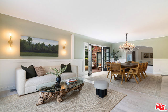 338 S Highland Avenue, Los Angeles CA: https://media.crmls.org/mediaz/204833dc-9bfa-464f-9ce4-ecf8f8e1be1d.jpg