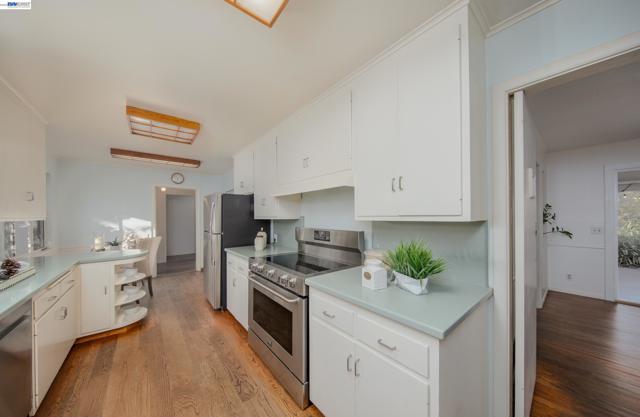 1785 Holly Ave, Menlo Park CA: https://media.crmls.org/mediaz/20491fa4-c78b-489a-9f0f-d0cba82e9490.jpg