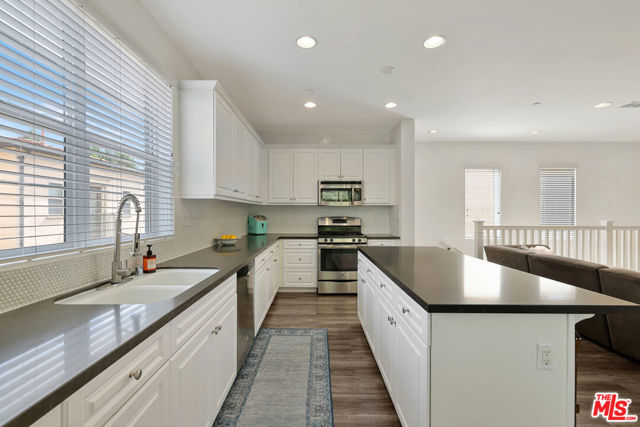 21990 Moveo Drive, Santa Clarita CA: https://media.crmls.org/mediaz/204930e7-df00-44b7-9bd7-770651a4c611.jpg