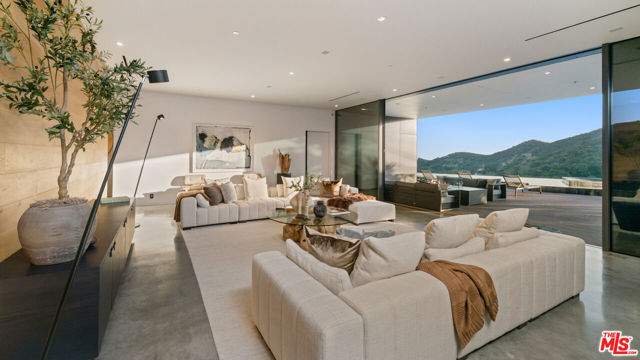 2341 Gloaming Way, Beverly Hills CA: https://media.crmls.org/mediaz/204ae62f-e9b1-4812-9f58-17d15e7f45d0.jpg