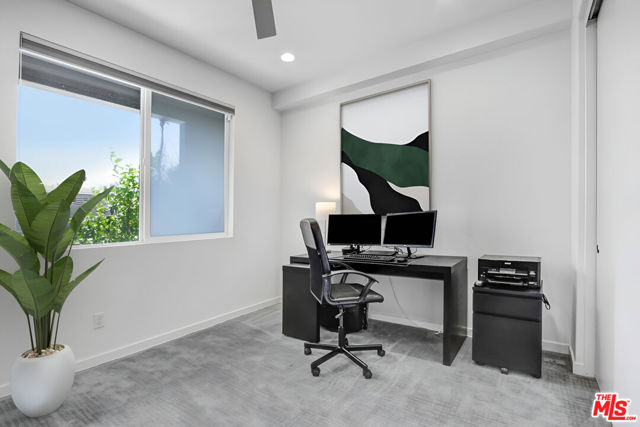 13135 Victory Boulevard photo 10