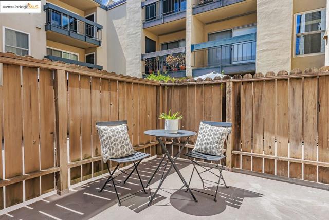 500 Vernon St, Oakland CA: https://media.crmls.org/mediaz/204c3093-f973-4bc9-85f9-4763c4431ff9.jpg