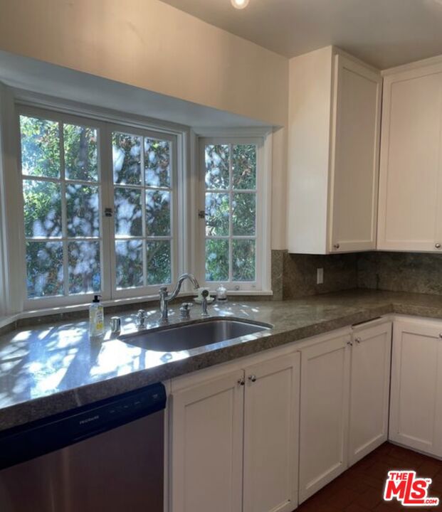3116 Lake Hollywood Drive, Los Angeles CA: https://media.crmls.org/mediaz/204c4a99-5336-45ef-93b4-f9dfbaf2f97c.jpg